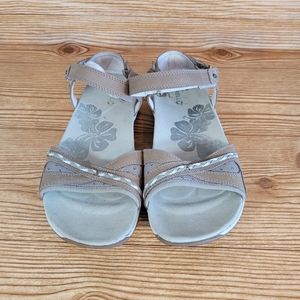 Merrell Womens Tan/Beige Aluminum Sandal Size 10